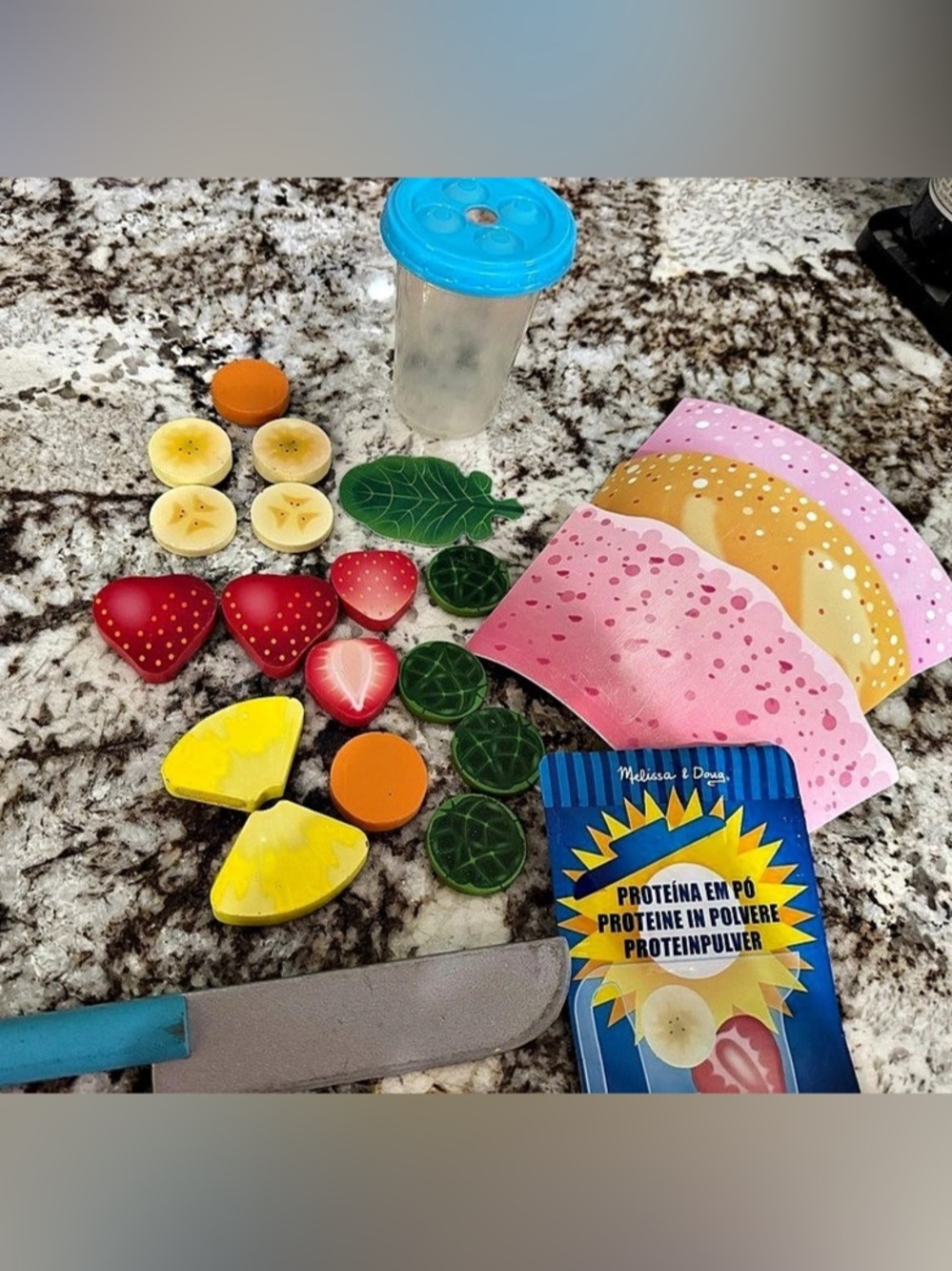 Melissa & Doug Smoothie Maker Blender Set Kitchen Tool Set Pink & Green